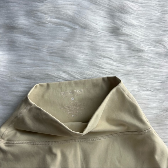 ❌SOLD❌Set Active butter yellow spandex shorts - Picture 3 of 3